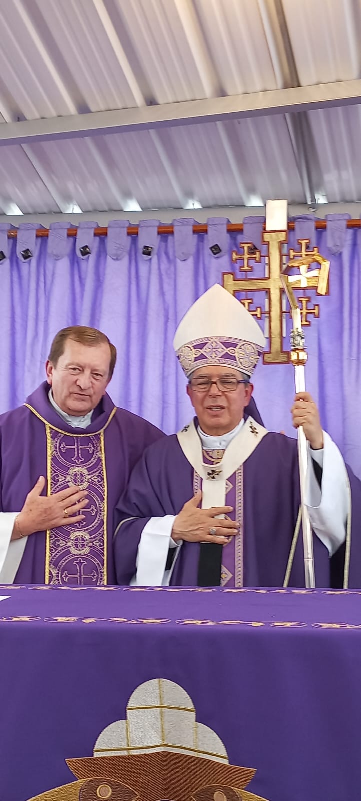Mons. Luis José Rueda Aparicio y nuestro párroco Luis Eduardo López Aguilera.
