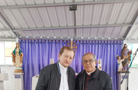 Mons. Luis José Rueda Aparicio y nuestro párroco Luis Eduardo López Aguilera.